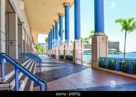 Vista la singolare rosa pallido con colonne blu al Tampa Convention Center building lungo il fronte mare del fiume Hillsborough in Tampa, FL Foto Stock