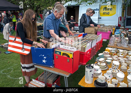 Ai clienti di navigare attraverso le scatole di dischi in vinile in un stoll durante i prati Festival di Edimburgo. Foto Stock