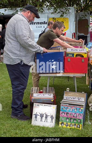 Ai clienti di navigare attraverso le scatole di dischi in vinile in un stoll durante i prati Festival di Edimburgo. Foto Stock