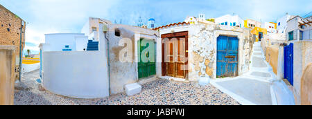 E colorata antica porte in legno nel tradizionale villaggio di PIRGOS, SANTORINI, Grecia. Foto Stock