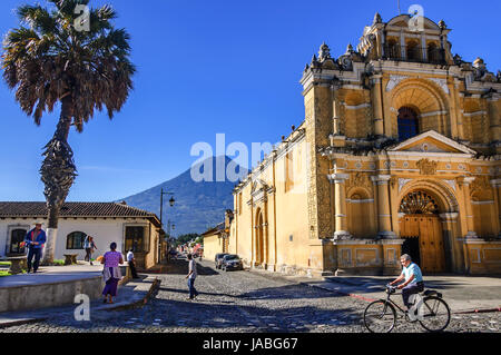 Antigua Guatemala - ottobre 5, 2014: Hermano Pedro chiesa & agua vulcano in città coloniale & UNESCO World Heritage Site di antigua Foto Stock