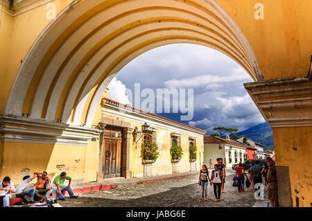 Antigua Guatemala - 11 ottobre 2014: santa catalina arco nella città coloniale & UNESCO World Heritage Site di antigua Foto Stock