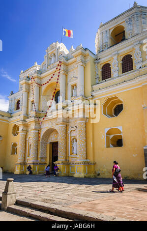 Antigua Guatemala - 27 ottobre 2014: facciata barocca di La Merced chiesa cattolica nella città coloniale & UNESCO World Heritage Site di Antigua, Guatemala Foto Stock