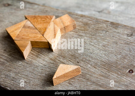 Tangram in legno puzzle attendere per adempiere home forma per costruire casa da sogno o vita felice di concetto Foto Stock