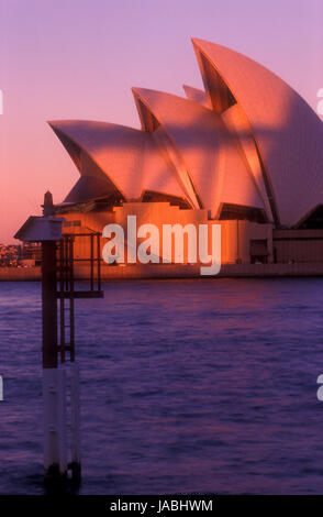 Ombra del Harbour Bridge sulle vele del Sydney Opera House, New South Wales, Australia. Foto Stock
