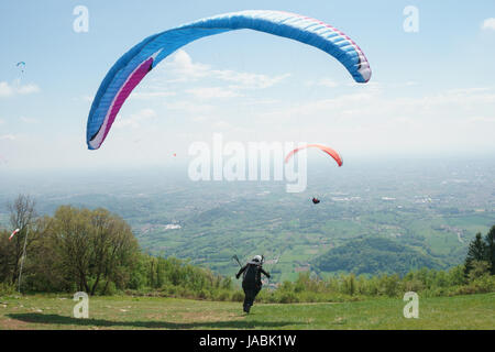 Parapendio a partire da una montagna Foto Stock