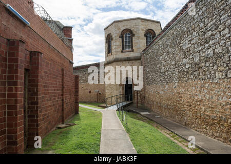 Adelaide, Australia del Sud - Agosto 14, 2016: la torre pendente presso la vecchia storica prigione di Adelaide Foto Stock