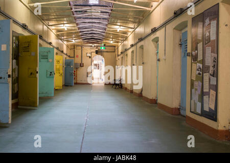 Adelaide, Australia del Sud - Agosto 14, 2016: aprire le porte delle celle di detenzione preventiva presso la vecchia storica prigione di Adelaide, Adelaide, Australia del Sud Foto Stock