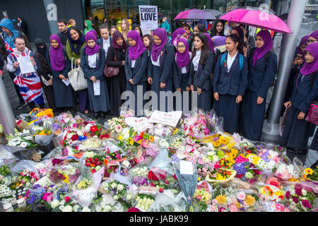 I bambini la posa di fiori alla vigilia al di fuori della città di Hall in memoria di coloro che hanno perso la vita e sono stati feriti durante gli attacchi del Ponte di Londra. Foto Stock