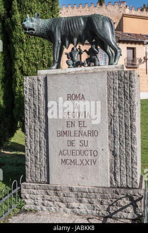 La Lupa Capitolina statua ai piedi dell acquedotto di Segovia su Plaza del Azoguejo, Sito Patrimonio Mondiale dell'Unesco, Spagna Foto Stock