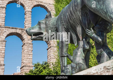 La Lupa Capitolina statua ai piedi dell acquedotto di Segovia su Plaza del Azoguejo, Sito Patrimonio Mondiale dell'Unesco, Spagna Foto Stock