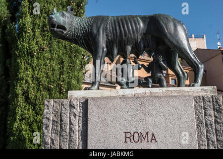 La Lupa Capitolina statua ai piedi dell acquedotto di Segovia su Plaza del Azoguejo, Sito Patrimonio Mondiale dell'Unesco, Spagna Foto Stock