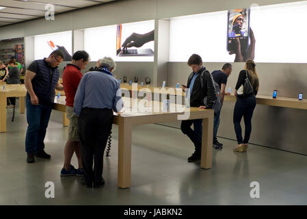 I clienti presso il Mac Apple Store al St. David's Dewi Sant shopping mall a Cardiff, Galles,UK Foto Stock
