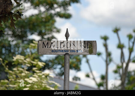 Maldon Road, Southend on Sea, Essex, Regno Unito. Verde con alghe, lichene. Segnaletica stradale Foto Stock