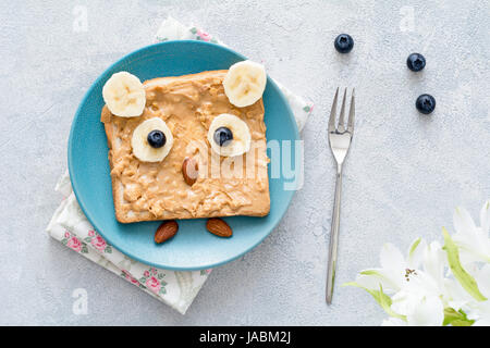 Burro di arachidi toast per bambini Colazione sana. Il gufo sagomato colazione divertente arte cibo Foto Stock