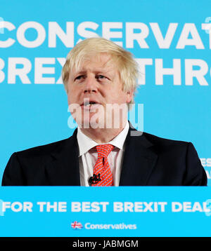 Segretario di Stato per gli affari esteri Boris Johnson fa un discorso sulla campagna elettorale trail a Shildon, nella contea di Durham. Foto Stock