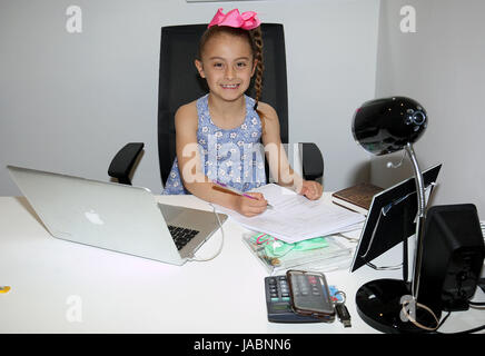 Tia Bailey,7,acceso il suo profumato archi azienda dalla sua casa a Colchester,Essex. ..... Soddisfare la Gran Bretagna più recente di imprenditore - sette-anno-vecchio Tia Bailey. La Colchester schoolgirl ha creato una gamma di capelli profumati archi per giovani ragazze per usura. Il grazioso accessori sono chiamati 'profumati Bow da Tia B' e tutti gli aspetti del business - dalla progettazione fino alla produzione e spedizione - sono stati supervisionati da erba imprenditrice. Una parte dei proventi derivanti dalla vendita di £ 8 archi va alla carità SNAP, che supporta esigenze speciali i giovani e i loro genitori. Tia spiega: "Mi sa Foto Stock