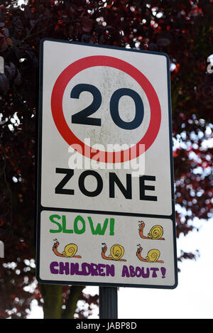 segnale zona limite di velocità 20 mph con lumache, lento, bambini in giro. Il traffico urbano è calmante Foto Stock