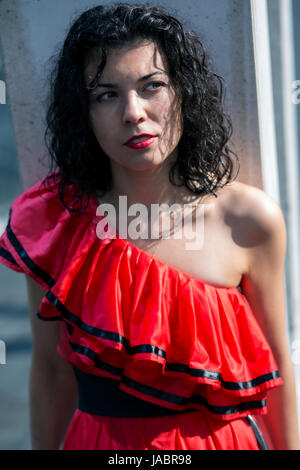 Zoomed volto di donna in soaking wet dress Foto Stock
