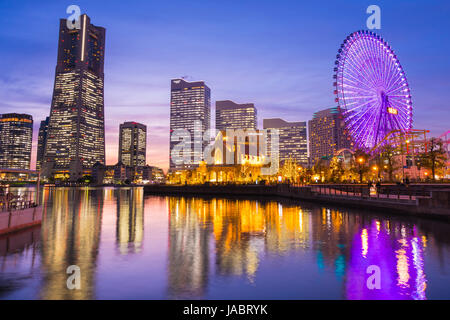 YOKOHAMA, Giappone - 10 Aprile 2017 : Cityscape di Yokohama Minato Mirai 21 colorata illuminazione da costruire nel crepuscolo Foto Stock