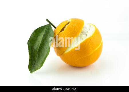 Arancio dolce con pelati pelle a spirale isolato su sfondo bianco (con lavori di clipping path) Foto Stock