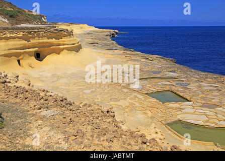 Storica antiche saline sulla costa vicino a Marsalforn, isola di Gozo, Malta Foto Stock