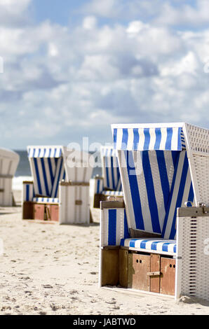 Viele Strandkörbe am Strand von Sylt Foto Stock