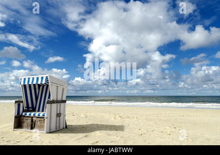 Ein Strandkorb am Strand von Sylt Foto Stock