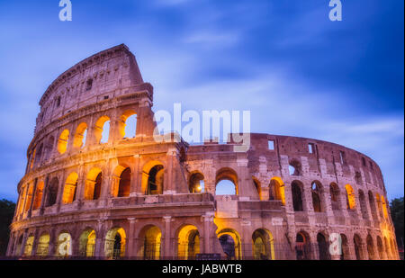Colosseo romano dopo il tramonto in un colorato con esposizione lunga, Roma, Italia Foto Stock