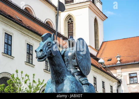 Statua equestre di margravio Jobst di Lussemburgo e la chiesa di San Tommaso, Brno, Moravia Repubblica Ceca. Foto Stock