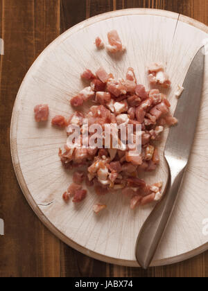 Close up non cotti di bacon a pezzetti Foto Stock