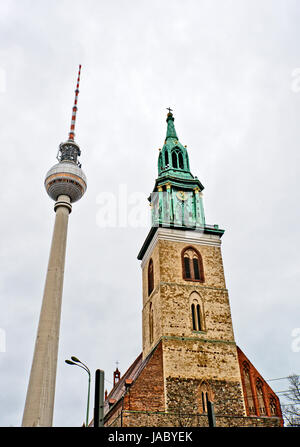 Berlin Mitte mit Funkturm und San Marienkirche; Berlino - Torre della radio e chiesa di St. Marien Foto Stock
