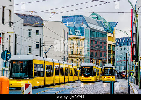 Berlino: Straßenbahnen un einer Haltestelle in Mitte; tranvie a Berlino Foto Stock