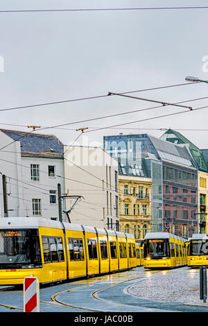 Berlino: Straßenbahnen un einer Haltestelle in Mitte; tranvie a Berlino Foto Stock