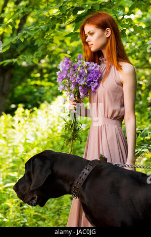 Giovane e bella ragazza nella foresta di primavera Foto Stock