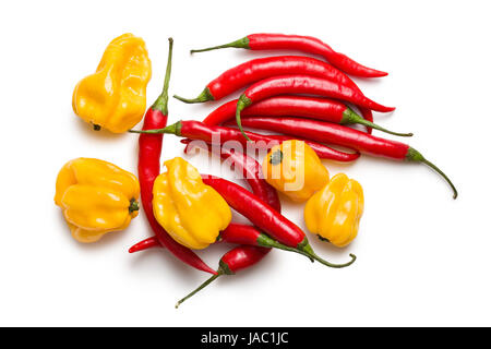 Vista superiore del peperoncino rosso e giallo habanero su sfondo bianco Foto Stock