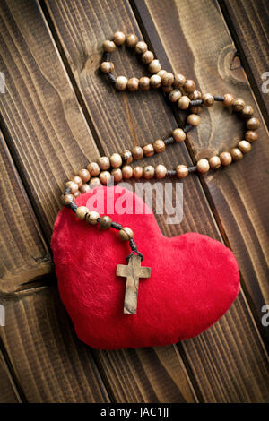 Vista superiore del cuore peloso con i grani del rosario Foto Stock