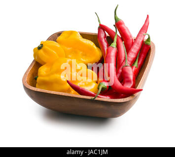 Peperoncino habanero e nella ciotola di legno su sfondo bianco Foto Stock