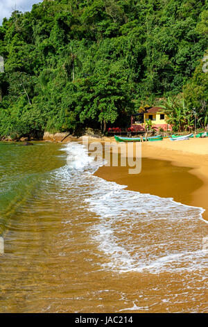 Vista della spiaggia rossa e l'incontro tra il mare e la foresta pluviale sulla Costa Verde di Rio de Janeiro Foto Stock