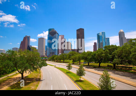 Houston Texas Skyline con moderni skyscapers e cielo blu vista dalla strada Foto Stock