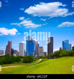 Houston Texas Skyline con moderni skyscapers e cielo blu vista dal parco Prato Foto Stock