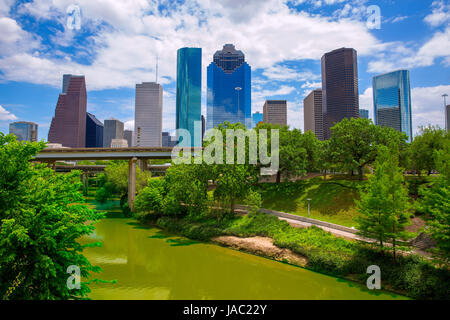 Houston Texas Skyline con moderni skyscapers e cielo blu vista dal Parco Fiume noi Foto Stock