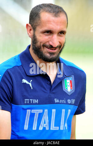 Firenze, Italia. 05 Giugno, 2017. Italia del giocatore Giorgio Chiellini durante la sessione di allenamento a Coverciano Training Center. La squadra nazionale italiana dovrà affrontare in una partita amichevole l'Uruguay squadra nazionale di Nizza il 7 giugno 2017 e del Liechtenstein a Udine il 11 giugno 2017, partita valevole per la Coppa del Mondo FIFA Russia 2018 Qualificazioni Europa gruppo G. Credito: Giacomo Morini/Pacific Press/Alamy Live News Foto Stock