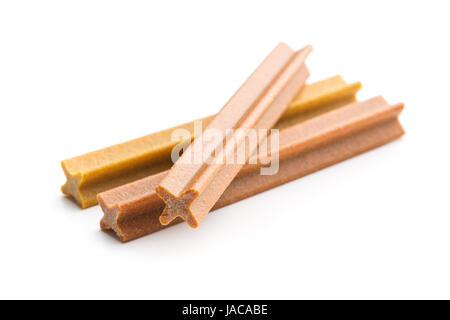 Prodotto da masticare per cani snack stick isolato su sfondo bianco. Foto Stock