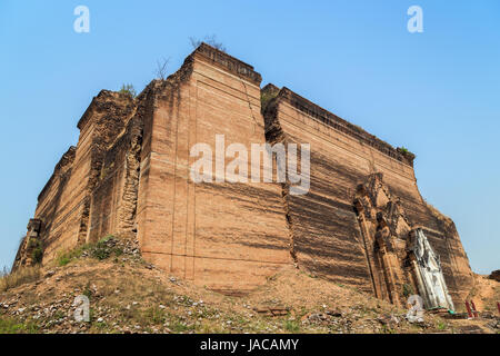 Rovine del incompleto Mingun Pahtodawgyi Stupa Monumento in Mingun vicino a Mandalay in Myanmar. Visto dal lato. Foto Stock