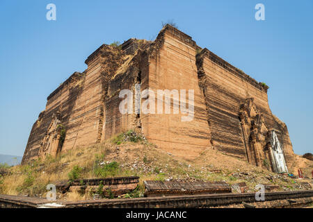 Rovine del incompleto Mingun Pahtodawgyi Stupa Monumento in Mingun vicino a Mandalay in Myanmar. Visto dal lato. Foto Stock