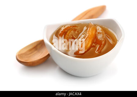 Ciotola di confettura di pesche isolato su bianco Foto Stock