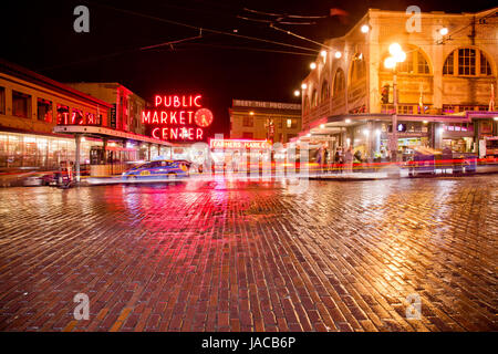 Il Pike Place Market di notte Foto Stock