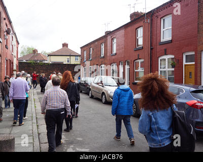 Turisti fuori 12 Arnold Grove, Liverpool, la casa d'infanzia di George Harrison Foto Stock