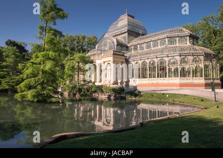 Palacio de Cristal, una struttura in vetro e metallo, situato nella popolare attrazione Buen Retiro Park, Madrid, Spagna Foto Stock